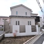 【ロフト付き二世帯住宅】敷地81.61坪｜延床84.01坪！<br>吹き抜けで開放的なリビングが特徴。将来の二世帯を考えた工夫満載