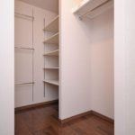 【屋上付き二世帯住宅】敷地36.25坪｜延床82.81坪！<br>変形地でも『鉄骨造並み』の広い間口で車3台が置けるビルトインガレージ