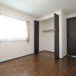 【ロフト付き二世帯住宅】敷地81.61坪｜延床84.01坪！<br>吹き抜けで開放的なリビングが特徴。将来の二世帯を考えた工夫満載