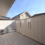 【ロフト付き二世帯住宅】敷地81.61坪｜延床84.01坪！<br>吹き抜けで開放的なリビングが特徴。将来の二世帯を考えた工夫満載