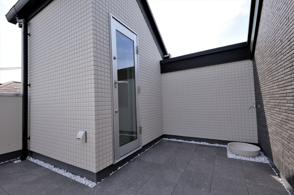 alt=“屋上付き3階建て住宅”