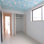 【屋上付き3階建て住宅】敷地27.90坪｜延床49.34坪！<br>パントリーから趣味のスペースまで造作の稼動棚で空間をうまく使った住宅