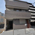 【1階賃貸併用】敷地25.18坪｜延床44.02坪！<br>防音対策バッチリ。キレイな外観が長続きする総タイル張りの3階建て住宅