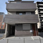 【1階賃貸併用】敷地25.18坪｜延床44.02坪！<br>防音対策バッチリ。キレイな外観が長続きする総タイル張りの3階建て住宅