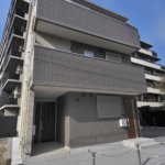 【1階賃貸併用】敷地25.18坪｜延床44.02坪！<br>防音対策バッチリ。キレイな外観が長続きする総タイル張りの3階建て住宅