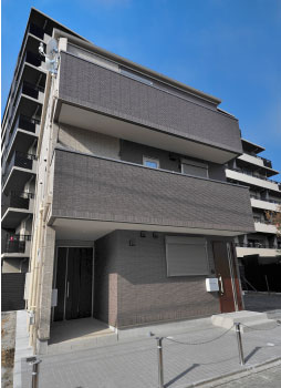 【1階賃貸併用】敷地25.18坪｜延床44.02坪！防音対策バッチリ。キレイな外観が長続きする総タイル張りの3階建て住宅