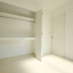 【約15.5畳の屋上付き】敷地24.48坪｜延床32.93坪！<br>外観は美しい白タイルに各部屋使い勝手＆カラーにもこだわる３階建て