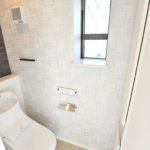 【約15.5畳の屋上付き】敷地24.48坪｜延床32.93坪！<br>外観は美しい白タイルに各部屋使い勝手＆カラーにもこだわる３階建て