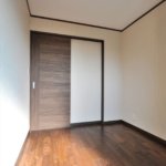 【約15.5畳の屋上付き】敷地24.48坪｜延床32.93坪！<br>外観は美しい白タイルに各部屋使い勝手＆カラーにもこだわる３階建て