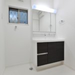 【約15.5畳の屋上付き】敷地24.48坪｜延床32.93坪！<br>外観は美しい白タイルに各部屋使い勝手＆カラーにもこだわる３階建て