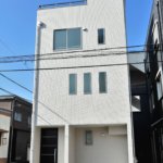 【約15.5畳の屋上付き】敷地24.48坪｜延床32.93坪！<br>外観は美しい白タイルに各部屋使い勝手＆カラーにもこだわる３階建て