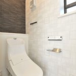 【約15.5畳の屋上付き】敷地24.48坪｜延床32.93坪！<br>外観は美しい白タイルに各部屋使い勝手＆カラーにもこだわる３階建て