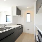 【約15.5畳の屋上付き】敷地24.48坪｜延床32.93坪！<br>外観は美しい白タイルに各部屋使い勝手＆カラーにもこだわる３階建て
