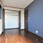 【約15.5畳の屋上付き】敷地24.48坪｜延床32.93坪！<br>外観は美しい白タイルに各部屋使い勝手＆カラーにもこだわる３階建て