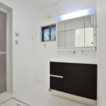 【約15.5畳の屋上付き】敷地24.48坪｜延床32.93坪！<br>外観は美しい白タイルに各部屋使い勝手＆カラーにもこだわる３階建て