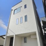 【約15.5畳の屋上付き】敷地24.48坪｜延床32.93坪！<br>外観は美しい白タイルに各部屋使い勝手＆カラーにもこだわる３階建て