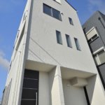 【約15.5畳の屋上付き】敷地24.48坪｜延床32.93坪！<br>外観は美しい白タイルに各部屋使い勝手＆カラーにもこだわる３階建て