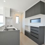 【約15.5畳の屋上付き】敷地24.48坪｜延床32.93坪！<br>外観は美しい白タイルに各部屋使い勝手＆カラーにもこだわる３階建て