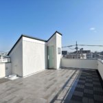 【約15.5畳の屋上付き】敷地24.48坪｜延床32.93坪！<br>外観は美しい白タイルに各部屋使い勝手＆カラーにもこだわる３階建て