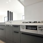 【約15.5畳の屋上付き】敷地24.48坪｜延床32.93坪！<br>外観は美しい白タイルに各部屋使い勝手＆カラーにもこだわる３階建て