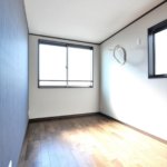 【約15.5畳の屋上付き】敷地24.48坪｜延床32.93坪！<br>外観は美しい白タイルに各部屋使い勝手＆カラーにもこだわる３階建て
