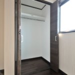 【約15.5畳の屋上付き】敷地24.48坪｜延床32.93坪！<br>外観は美しい白タイルに各部屋使い勝手＆カラーにもこだわる３階建て