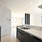 【約15.5畳の屋上付き】敷地24.48坪｜延床32.93坪！<br>外観は美しい白タイルに各部屋使い勝手＆カラーにもこだわる３階建て