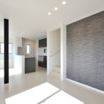 【約15.5畳の屋上付き】敷地24.48坪｜延床32.93坪！<br>外観は美しい白タイルに各部屋使い勝手＆カラーにもこだわる３階建て