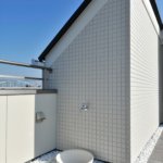 【約15.5畳の屋上付き】敷地24.48坪｜延床32.93坪！<br>外観は美しい白タイルに各部屋使い勝手＆カラーにもこだわる３階建て