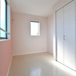 【約15.5畳の屋上付き】敷地24.48坪｜延床32.93坪！<br>外観は美しい白タイルに各部屋使い勝手＆カラーにもこだわる３階建て