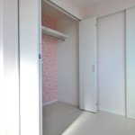 【約15.5畳の屋上付き】敷地24.48坪｜延床32.93坪！<br>外観は美しい白タイルに各部屋使い勝手＆カラーにもこだわる３階建て
