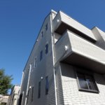 【高級かつスタイリッシュな外観】敷地30.03坪｜延床39.67坪！<br>法規制ギリギリまで広げた３階北側斜線部分は収納スペースに