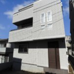 【高級かつスタイリッシュな外観】敷地30.03坪｜延床39.67坪！<br>法規制ギリギリまで広げた３階北側斜線部分は収納スペースに