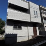 【高級かつスタイリッシュな外観】敷地30.03坪｜延床39.67坪！<br>法規制ギリギリまで広げた３階北側斜線部分は収納スペースに