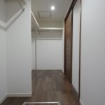 【高級かつスタイリッシュな外観】敷地30.03坪｜延床39.67坪！<br>法規制ギリギリまで広げた３階北側斜線部分は収納スペースに