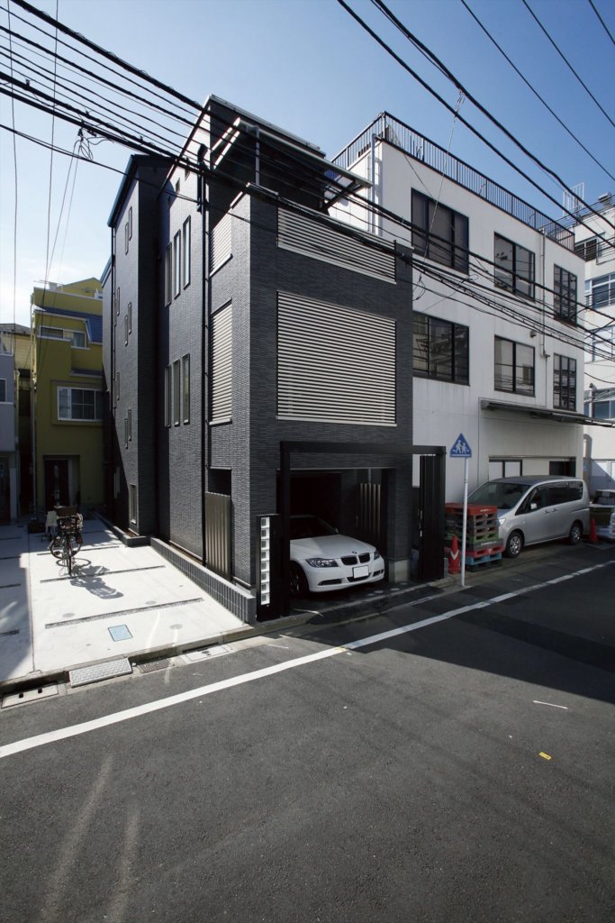 ガレージ付き住宅