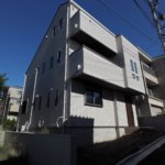 【高級かつスタイリッシュな外観】敷地30.03坪｜延床39.67坪！<br>法規制ギリギリまで広げた３階北側斜線部分は収納スペースに