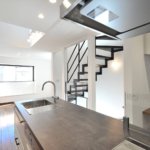 【吹き抜けのある3階建て住宅】敷地17.96坪｜延床25.69坪！<br>最大限に空間を活かしたボリュームのある建物