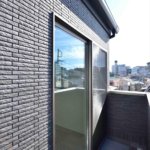 【ＬＤＫの広々空間】敷地17.16坪｜延床27.53坪！<br>オープンな鉄骨階段、吹抜けなど光を多く取り入れた素敵なお住まい