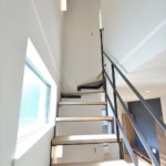 【ＬＤＫの広々空間】敷地17.16坪｜延床27.53坪！<br>オープンな鉄骨階段、吹抜けなど光を多く取り入れた素敵なお住まい