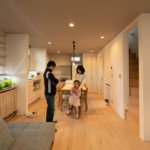 【ルーフバルコニー付き住宅】敷地15.89坪｜延床33.60坪！<br>見所は玄関と連続した和室を設けた広々エントランス