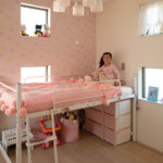 【ルーフバルコニー付き住宅】敷地15.89坪｜延床33.60坪！<br>見所は玄関と連続した和室を設けた広々エントランス