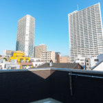 【ルーフバルコニー付き住宅】敷地15.89坪｜延床33.60坪！<br>見所は玄関と連続した和室を設けた広々エントランス