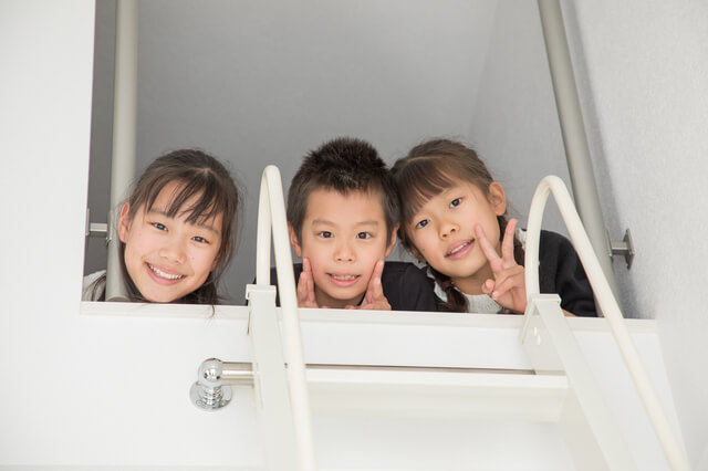 ロフトにいる子ども