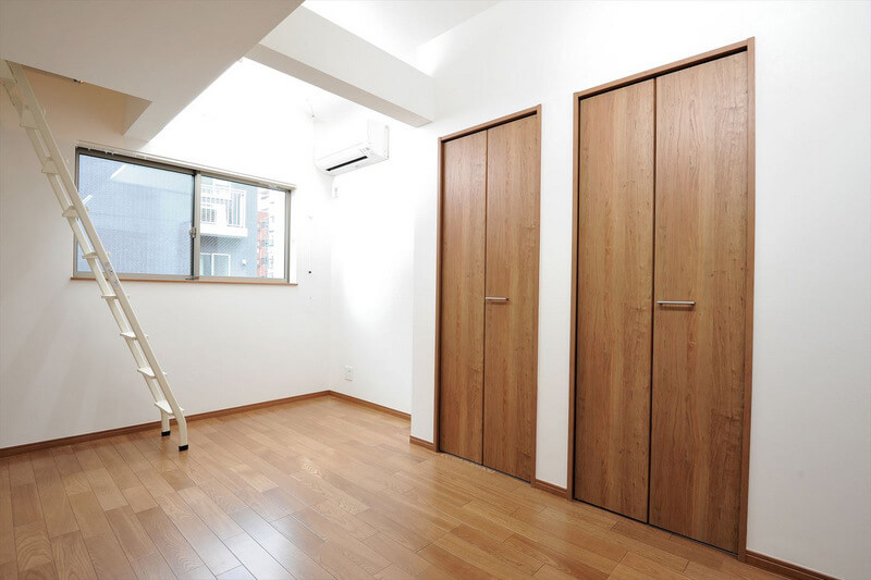 都市部の部屋でも天窓で光を取り入れる
