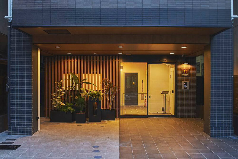 コンパクトな敷地に5階建てのホテルを建築