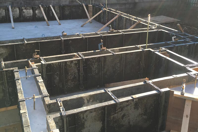 建物を支える基礎を施工する様子