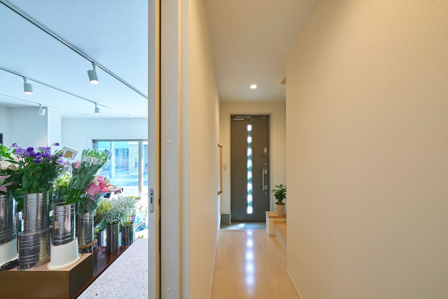 【店舗併用住宅】敷地20.49坪｜延床35.33坪！<br>夜になると素敵な明かりを灯す商店街のお花屋さん