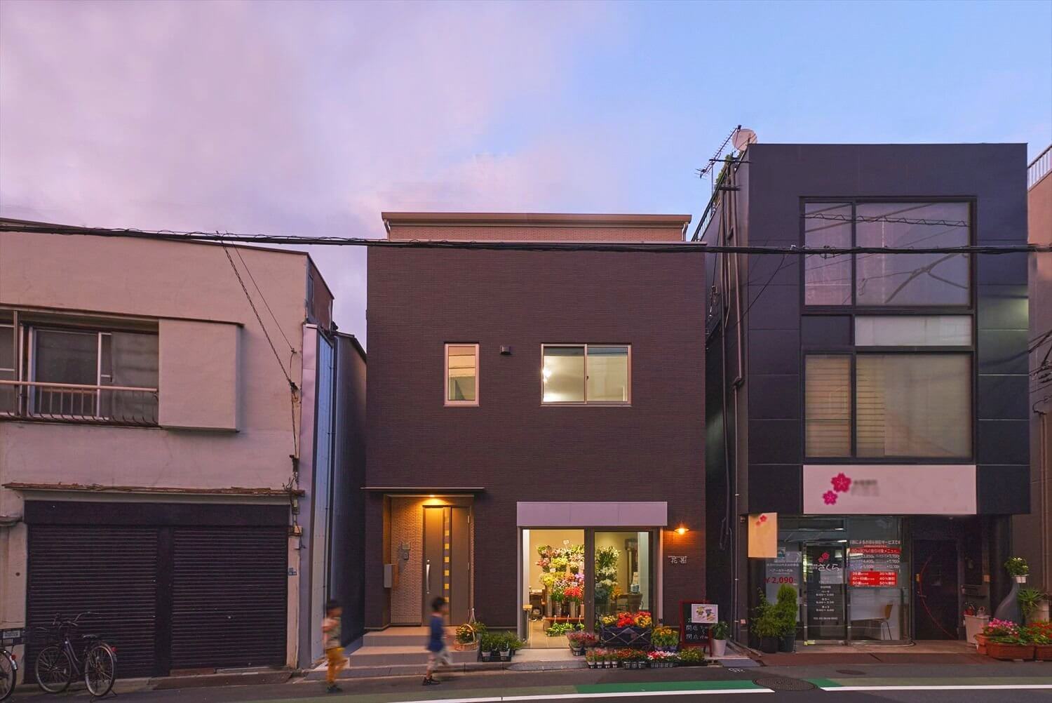 【店舗併用住宅】敷地20.49坪｜延床35.33坪！<br>夜になると素敵な明かりを灯す商店街のお花屋さん