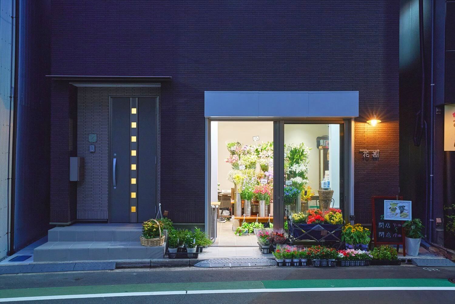 【店舗併用住宅】敷地20.49坪｜延床35.33坪！<br>夜になると素敵な明かりを灯す商店街のお花屋さん